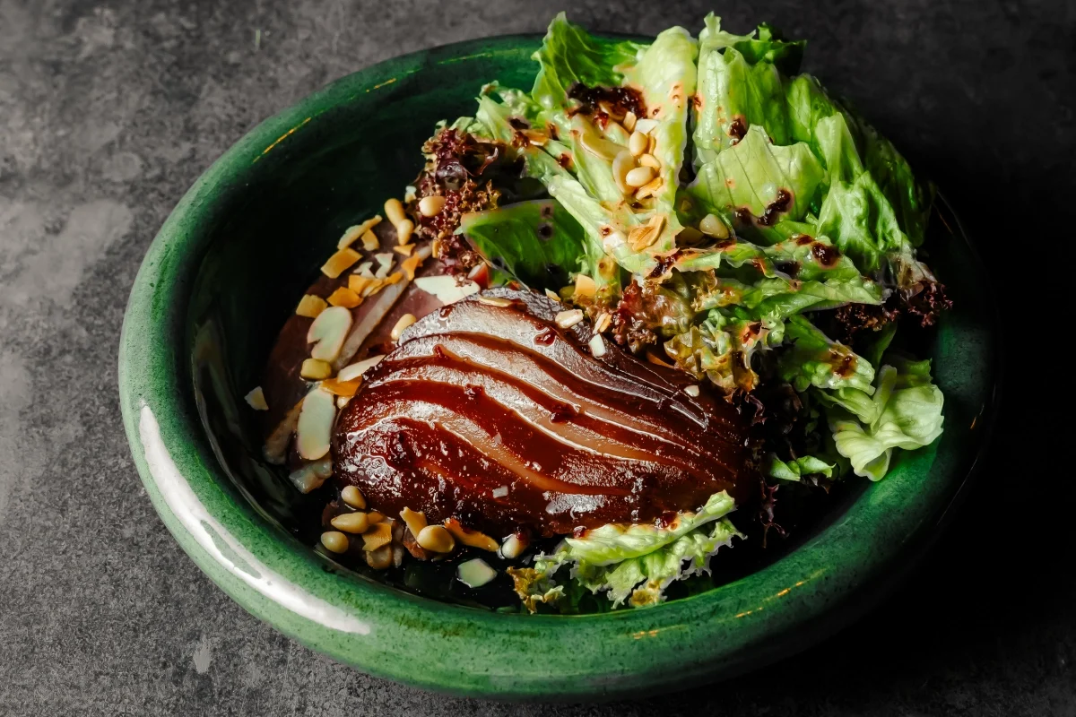 Карпаччо из вяленой утиной грудки с пряной грушей и соусом из клюквы